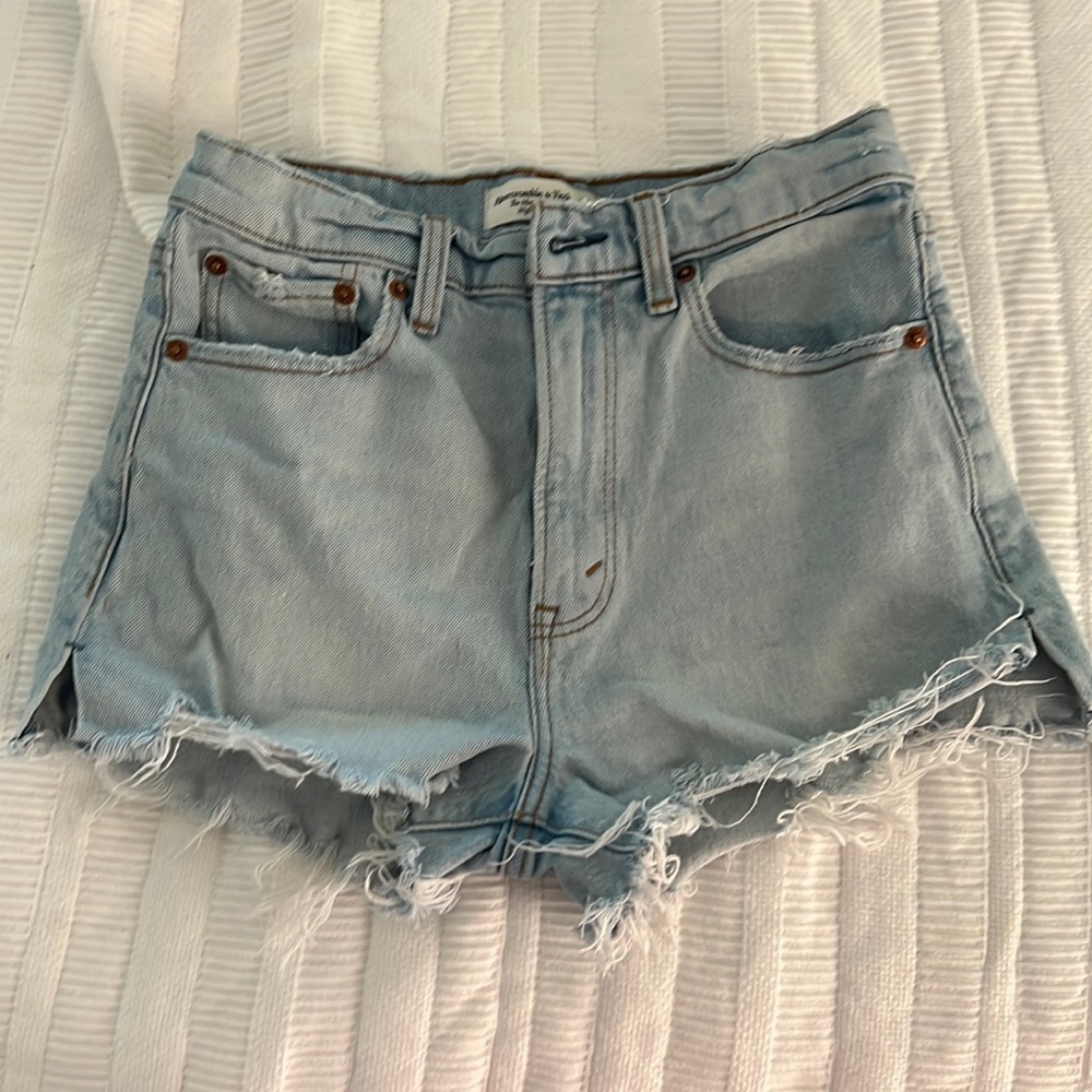 Abercrombie high rise mom short- light wash. Size 24/00